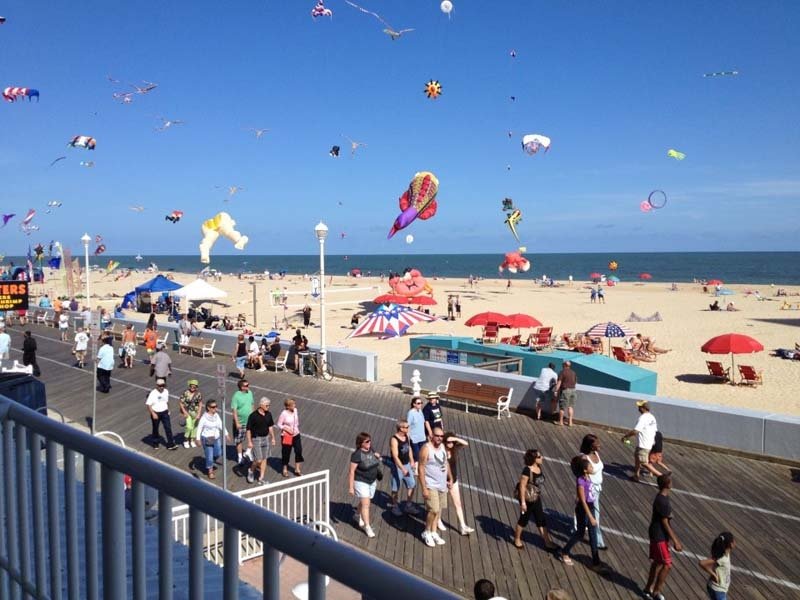 many people are flying kites on the beach